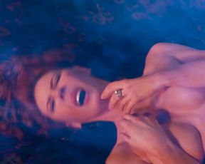 Hot scene Charlize Theron, Connie Nielsen - THE DEVIL'S ADVOCATE 