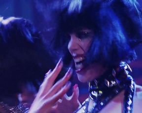 Gina Gershon, Elizabeth Berkley - Showgirls (1995)