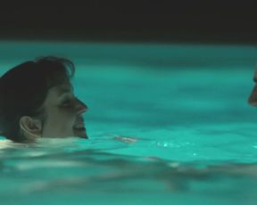 Celebs Melanie Lynskey - Hello I Must Be Going (2012) (Sex, Nude)