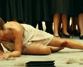 Monica Bellucci nude - Malèna (2000)