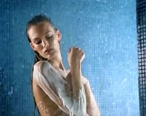 Naked scenes Fa NutriSkin - Sanfte Pflege Werbespot (2011)