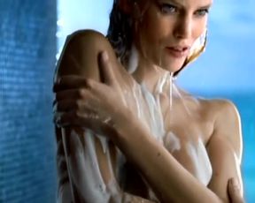 Naked scenes Fa NutriSkin - Sanfte Pflege Werbespot (2011)