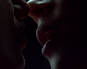 Celebs Jennifer Tilly, Gina Gershon - Bound (1996)