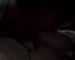 Celebs Jennifer Tilly, Gina Gershon - Bound (1996)