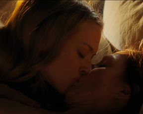 Celebrity Lesbian Video - Amanda Seyfried & Julianne Moore - Chloe (2009) 