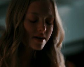 Celebrity Lesbian Video - Amanda Seyfried & Julianne Moore - Chloe (2009) 