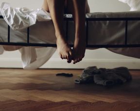 Alina Sueggeler nude - Frida Gold - Langsam (2016)