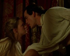 Uma Thurman nude - Dangerous Liaisons (1988)