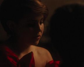 Hot actress Mae Whitman Sexy - The Perks of Being a Wallflower (2012) 