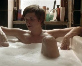 Sexy Julia Koschitz, Lena Lauzemis - Unsichtbare Jahre(2015) 