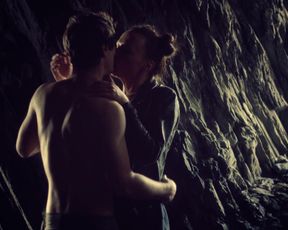 Pauline Lorillard - Debout sur la montagne (2019) Nude TV movie scene