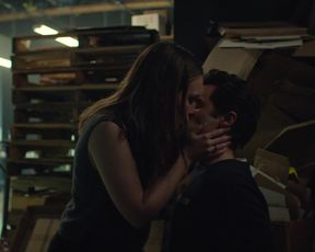 Victoria Pedretti - YOU s02e01-04 celebrity topless scenes