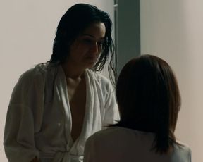 Alicia Jaziz, Marianna Burelli - Ingobernable s01e01 (2017) Naked TV movie scene