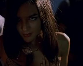 Aina Clotet nude - Mola ser malo (2005)