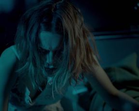 Simone Geissler, Valerie Stoll - Wo kein Schatten fallt (2018) celebrity hot video scene