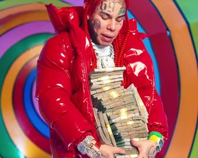 Nicki Minaj - Trollz (2020) Сut nude scene
