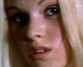 Jennifer Ulrich, Karoline Herfurth - Grsse Madchen weinen nicht (2002) Sexy movie video