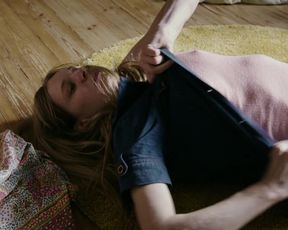 Lilith Stangenberg - Idioten der Familie (2017) Sexy film scene