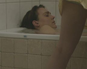 Keira LaHart, Valentina K. Alexeeva - Kan vi ikke nude ligge her (2020) celebs A splendid gig