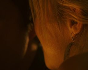 Laura Ramsey, Jacinda Barrett â Middle Guy (2009) celebrity naked breasts episode