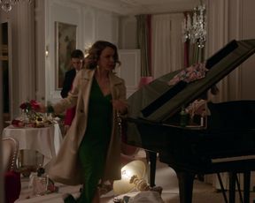 Carlson Youthfull - Emily in Paris s01e07 (2020) actress fun bags vignette