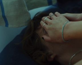 Camille Rutherford - Neuf meufs s01e02 (2021) celeb red-hot sequence