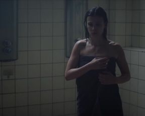 Aylin Tezel, Marina Sis Tauscher - Unbroken s01e03 (2021) actress molten vid sequence