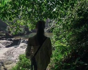 Joan Loluo - Clearwater (2020) Celeb a sans bra sequence from the vid