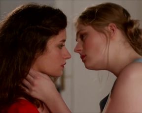 Laure Millet, Romane Meutelet - Ta bathrobe cintree (2018) celeb red-hot lesbo kissiing episode