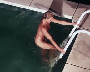 Belinda Mayne – Milky Fire (1984) old-school braless video gig