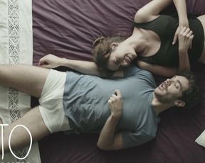 Tabata Cerezo - Pato extraterrestre (2014) actress a bare-chested gig from the vid