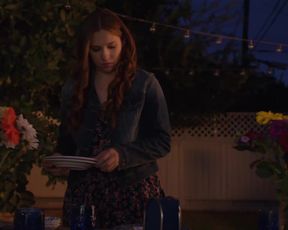 Paola Berlanga - Refugio (2019) actress a braless gig from the vid