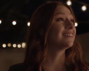 Paola Berlanga - Refugio (2019) actress a braless gig from the vid