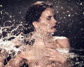 Naked on Stage - Brunette Arctic - Water Drops