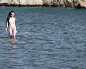 Nude Art - Naked Girl on Sea