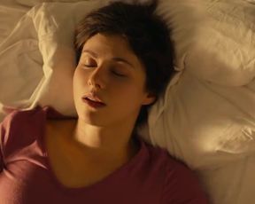 Alexandra Daddario, Sydney Sweeney, Brittany O’Grady sexy – The White Lotus s01e03 (2021)