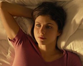 Alexandra Daddario, Sydney Sweeney, Brittany O’Grady sexy – The White Lotus s01e03 (2021)