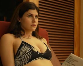 Alexandra Daddario, Sydney Sweeney, Brittany O’Grady sexy – The White Lotus s01e03 (2021)