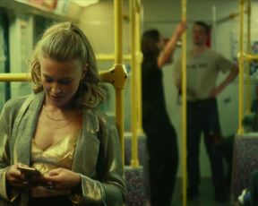 Jeanne Goursaud, Soma Pysall sexy - Para - Wir sind King s01e04 (2021) TV episode