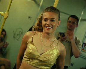 Jeanne Goursaud, Soma Pysall sexy - Para - Wir sind King s01e04 (2021) TV episode