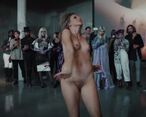 Mavie Horbiger nude - Ich und die Anderen s01e01 (2021) nackte schauspielerin in einer topless sexy szene