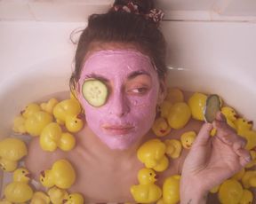 Alexia Cicard sexy - Je suis l'ennui (2021) Hot Bath Scene