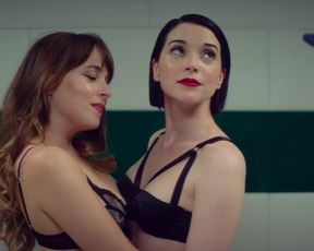 Dakota Johnson, St. Vincent naked - The Nowhere Inn (2020)