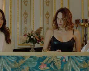 Laura Chiatti, Antonia Liskova, Jun Ichikawa, Chiara Francini sexy - Addio al nubilato (2021) hot and lesbian kiss scene