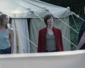 Lizzie Brochere, Maylis Dumon - Les rivieres pourpres s03e06 (2021) celeb topless scene from the movie