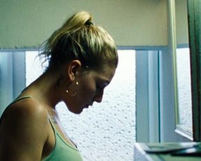 Tamar van Waning naked - Paradise drifters (2020)