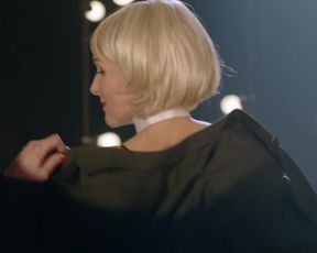 Tanja Wedhorn nackte - Fritzie-Der Himmel muss warten-Eine Frage der Haltung (2021) striptease naked on stage scene