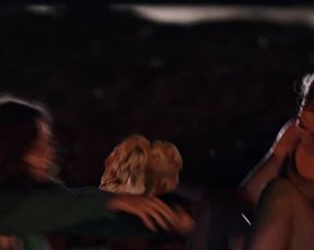 Elvira Camarrone, Sofia Migliara sexy - Sulla Stessa Onda (2021) Hot movie scene