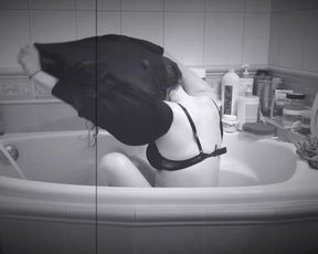 Jagoda Rall naked - Cztery pokoje - na opak wywrocone (2020)