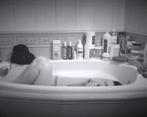 Jagoda Rall naked - Cztery pokoje - na opak wywrocone (2020)